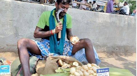 கோடை ஸ்பெஷல் | ‘கூகுள் பே’ வசதியுடன் நுங்கு விற்பனை: அசத்தும் மதுரை இளைஞர்!