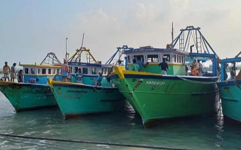இலங்கை சிறையில் இருந்து விடுவிக்கப்பட்ட தமிழக மீனவர்கள் 19 பேர் சொந்த ஊர் திரும்பினர்