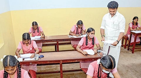 தமிழகம், புதுச்சேரியில் பிளஸ் 2 பொதுத் தேர்வு தொடங்கியது: மொழிப்பாட தாள் எளிதாக இருந்ததாக மாணவர்கள் மகிழ்ச்சி