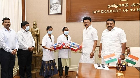7.5% இட ஒதுக்கீட்டில்  மருத்துவக் கல்லூரியில் சேர்ந்த 2 மாணவிகளுக்கு முதல்வர் மு.க.ஸ்டாலின் மருத்துவ உபகரணங்கள் வழங்கி வாழ்த்தினார். உடன் பிற்படுத்தப்பட்டோர் நலத்துறை அமைச்சர் ஆர்.எஸ்.ராஜகண்ணப்பன், அரசுத் துறை அதிகாரிகள்.