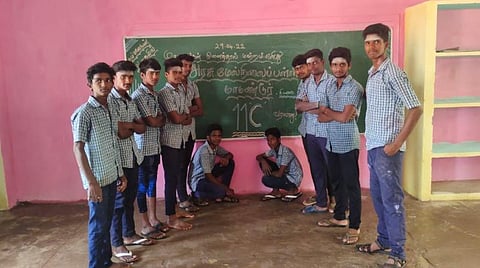 மாமண்டூர் அரசு மேல்நிலைப் பள்ளி வகுப்பறையை சுத்தம் செய்து வர்ணம் பூசிய மகிழ்ச்சியில் மாணவர்கள்