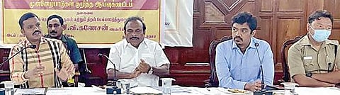 நீலகிரி மாவட்டம் உதகையில் நடைபெற உள்ள தனியார் துறை வேலை வாய்ப்பு முகாமுக்கான ஏற்பாடுகள் குறித்த ஆய்வுக் கூட்டம் உதகையில் தொழிலாளர் நலன் மற்றும் திறன் மேம்பாட்டுத் துறை அமைச்சர் சி.வி.கணேசன் தலைமையில் நடந்தது. 	படம்: ஆர்.டி.சிவசங்கர்