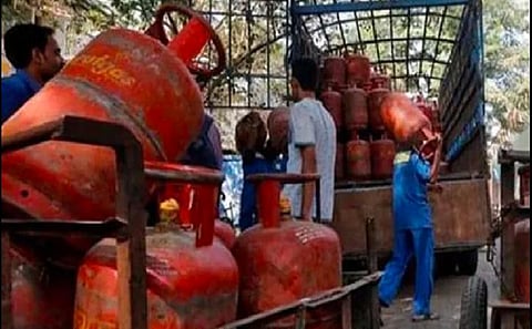 ரூ.50 உயர்வு | வீட்டு உபயோக சிலிண்டர் விலை ரூ.1,015 என நிர்ணயம்; மக்கள் அதிர்ச்சி