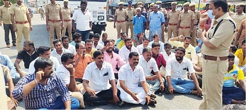 கடலூர் முதுநகர் மணிக்கூண்டு அருகே சாலைமறியலில் ஈடுபட்ட பாமகவினர்.
