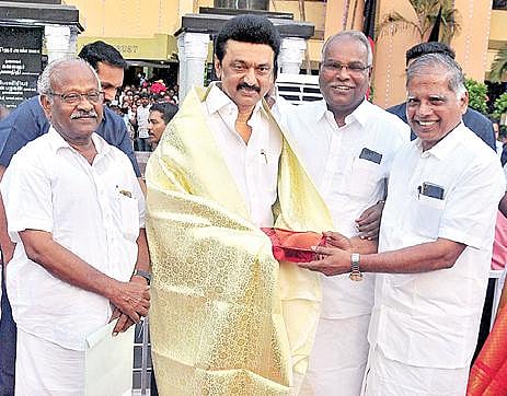 திமுக ஆட்சியின் ஓராண்டு நிறைவு விழா நேற்று கொண்டாடப்பட்டது. இதையொட்டி, முதல்வர் ஸ்டாலினை மார்க்சிஸ்ட் கம்யூனிஸ்ட் கட்சியின் மாநிலச் செயலாளர் கே.பாலகிருஷ்ணன், அரசியல் தலைமைக் குழு உறுப்பினர் ஜி.ராமகிருஷ்ணன், சிஐடியு மாநிலத் தலைவர் அ.சவுந்தரராசன் ஆகியோர் சந்தித்து வாழ்த்து தெரிவித்தனர்.  (அடுத்த படம்) ஓராண்டுகால திமுக ஆட்சியின் சாதனை நிகழ்ச்சி சென்னை அண்ணா அறிவாலயத்தில் நேற்று நடைபெற்றது. இதில் பங்கேற்ற முதல்வர் ஸ்டாலினுக்கு, நீண்ட வரிசையில் வந்த தொண்டர்கள் கைகொடுத்து வாழ்த்து தெரிவித்தனர்.படங்கள்: ம.பிரபு