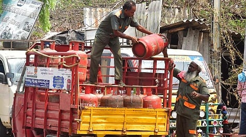 வீட்டு உபயோக சிலிண்டர் விலை ரூ.1,015 ஆக உயர்வு: இல்லத்தரசிகள் வேதனை