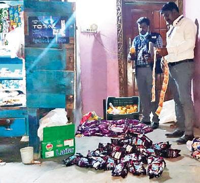 கள்ளக்குறிச்சி உணவுப் பாதுகாப்புத் துறையினரால் பறிமுதல் செய்யப்பட்ட பான் மசாலா பொருட்கள்.