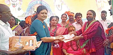 மீஞ்சூர் அருகே வாயலூர் கிராமத்தில் உள்ள முனீஸ்வரன் கோயிலில் நேற்று நடைபெற்ற சித்தர்கள் கூடும் சித்திரை திருவிழாவில் பங்கேற்ற  சசிகலா,  சித்தர்களுக்கு நலத்திட்ட உதவிகளை வழங்கினார்.