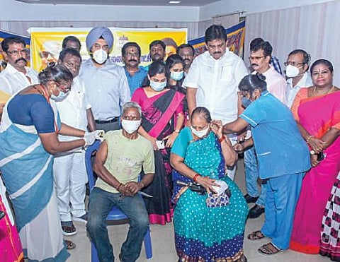 சென்னை கே.கே.நகரில் கரோனா தடுப்பூசி முகாமை மேயர் ஆர்.பிரியா  நேற்று தொடங்கி வைத்தார். உடன் துணை மேயர் மகேஷ்குமார், மாநகராட்சி ஆணையர் ககன்தீப் சிங் பேடி உள்ளிட்டோர்.படம்: பு.க.பிரவீன்