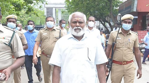 வேலூர் அரசு மருத்துவக் கல்லூரி மருத்துவமனைக்கு பலத்த பாதுகாப்புடன் அழைத்து வரப்பட்ட  சாந்தன் |  படங்கள்: வி.எம்.மணிநாதன்.