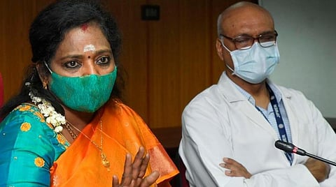 ஜிப்மரில் இந்தி மொழி திணிக்கப்படுவதாக எழுந்த குற்றச்சாட்டு தொடர்பாக செய்தியாளர்களைச் சந்தித்த துணைநிலை ஆளுநர் தமிழிசை. உடன் ஜிப்மர் இயக்குநர் ராகேஷ் அகர்வால். (அடுத்த படம்) இந்தி, ஆங்கிலம் மட்டுமே இடம் பெற்றுள்ள ஜிப்மர் புற நோயாளிக்கான அட்டை.
