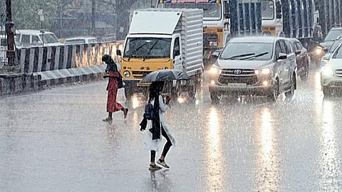 அசானி புயல் காரணமாக நேற்று பெய்த கனமழையால் வேளச்சேரி ஜவஹர்லால் நேரு சாலையில் தேங்கிய மழை நீரில் செல்லும் வாகனங்கள். படம்: பு.க.பிரவீன்