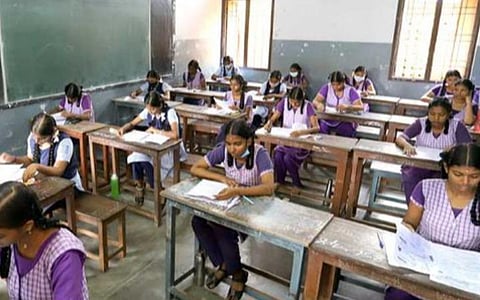 பிளஸ் 1 பொதுத்தேர்வு தொடங்கியது