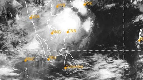 திசையை மாற்றியது அசானி புயல்: ஆந்திராவுக்கு ரெட் அலர்ட்: காக்கிநாடா அருகே கரையை கடக்கிறது