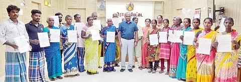 இருளர் குடும்பத்தை சேர்ந்தவர்களுக்கு மின் இணைப்பு பெற நிதியுதவி வழங்கிய ஆட்சியர் பாஸ்கர பாண்டியன்.