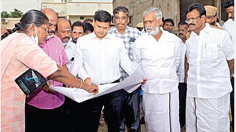 ஆவடி அருகே கோயில்பதாகையில் ரூ.20 கோடி மதிப்பில் பசுமடம் அமைப்பதற்கான இடத்தை நேற்று இந்து சமய அறநிலையத் துறை அமைச்சர் பி.கே.சேகர்பாபு, பால்வளத் துறை அமைச்சர்  சா.மு.நாசர் ஆகியோர் பார்வையிட்டு ஆய்வு செய்தனர்.