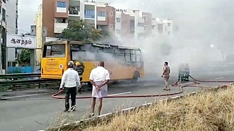 கல்லூரிப் பேருந்தில் பற்றிய தீயை அணைக்கும் பணியில் ஈடுபட்ட வீரர்கள்.