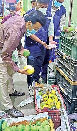 கோவை பெரியகடை வீதியில் உள்ள கடையில் ரசாயன பாக்கெட்டுகள் கொண்டு பழுக்க வைக்கப்பட்ட மாம்பழங்களை நேற்று பறிமுதல் செய்த உணவு பாதுகாப்புத்துறை அதிகாரிகள்.