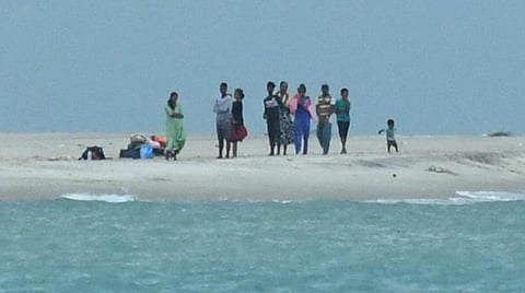 இலங்கை அசாதாரண சூழல்: அகதிகள் போர்வையில் சமூக விரோதிகள் ஊடுருவலாம் - தமிழகத்துக்கு மத்திய உளவுத் துறை எச்சரிக்கை