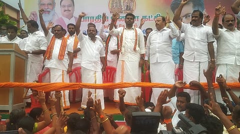 திருவாரூர் தெற்கு வீதிக்கு கலைஞர் சாலை என பெயர் மாற்றம் செய்து, திருவாரூர் நகராட்சியில் தீர்மானம் நிறைவேற்றியுள்ளதை கண்டித்து பாஜக சார்பில் நடைபெற்ற ஆர்ப்பாட்டத்தில் அக்கட்சியின் மாநிலத் தலைவர் அண்ணாமலை மற்றும் நிர்வாகிகள் பங்கேற்றனர்.