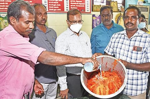 அதிகளவில் கலர் பவுடர் கலந்திருப்பதாக பறிமுதல் செய்யப்பட்ட சிக்கனை பினாயில் ஊற்றி அழிக்கும் உணவு பாதுகாப்புத்துறை அதிகாரிகள். படம்:எம்.சாம்ராஜ்