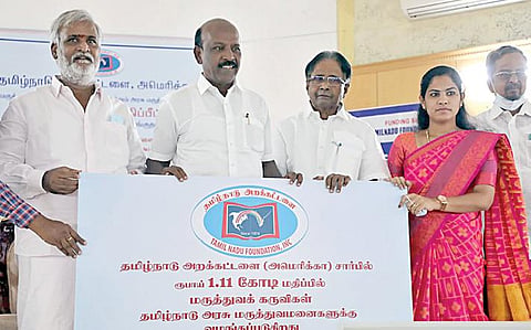 அரசு மருத்துவமனைகளுக்கு ரூ.1.11 கோடி மதிப்பிலான மருத்துவ  உபகரணங்களை சுகாதாரத் துறை அமைச்சர் மா.சுப்பிரமணியனிடம் வழங்கினார் தமிழ்நாடு அறக்கட்டளைத் தலைவர்எஸ்.ராஜரத்தினம். உடன், அமைச்சர் பி.கே.சேகர்பாபு, மேயர் ஆர்.பிரியா உள்ளிட்டோர்.