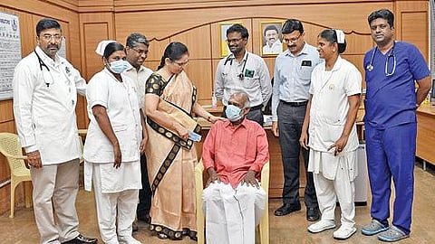 கோவை அரசு மருத்துவமனையில் இரு அறை பேஸ்மேக்கர் கருவி பொருத்தப்பட்ட நோயாளியுடன் மருத்துவ குழுவினர்.