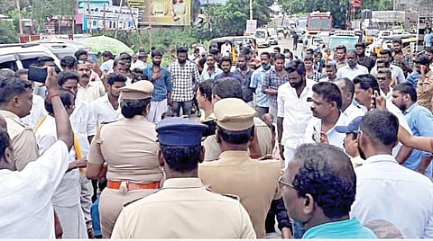 திருவாரூர் மாவட்டம் கொல்லுமாங்குடியில் நேற்று மறியலில் ஈடுபட்ட மணிகண்டனின் உறவினர்களுடன் பேச்சுவார்த்தை நடத்தும் போலீஸார்.