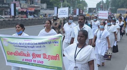 உலக செவிலியர் தினத்தையொட்டி, வேலூர் அண்ணா சாலையில் விழிப்புணர்வு பேரணி சென்ற தமிழ்நாடு எம்.பி.ஆர் செவிலியர்கள் மேம்பாட்டு சங்கத்தினர். படம்: வி.எம்.மணிநாதன்.