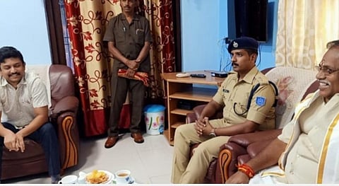 காரைக்காலில் முதுநிலை காவல் கண்காணிப்பாளர் ஆர்.லோகேஸ்வரன், மாவட்ட துணை ஆட்சியர் எம்.ஆதர்ஷ் ஆகியோருடன்ஆலோசனை மேற்கொண்ட புதுச்சேரி சட்டப்பேரவைத் தலைவர் ஆர்.செல்வம்