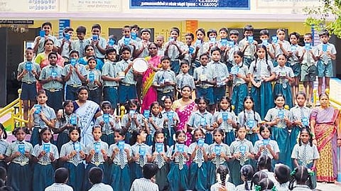 பிரியா விடை நிகழ்ச்சியில் ஆசிரியர்களுடன் குழு புகைப்படம் எடுத்துக் கொண்ட 5-ம் வகுப்பு மாணவர்கள்.