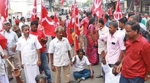 அடிக்காசு வசூலிக்கும் உரிமத்தை தனியாருக்கு தந்ததை கண்டித்து நகராட்சி அலுவலகத்தை முற்றுகையிட முயன்ற சாலையோர வியாபாரிகள்.