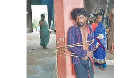 திருட வந்த நபரை கோயில் தூணில் கட்டிவைத்த கிராம  மக்கள்.
