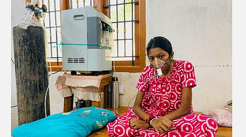 தஞ்சையில் 24 மணி நேரமும் ஆக்சிஜன் செறிவூட்டியால் உயிர் வாழும் இளம்பெண்: உதவி வேண்டி அரசுக்கு கோரிக்கை