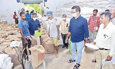 வேலூர் பாகாயம் பகுதியில் உள்ள தமிழ்நாடு நுகர்பொருள் வாணிபக் கழகத்தின் சேமிப்பு கிடங்கில் நேற்று ஆய்வு செய்த மாவட்ட ஆட்சியர் குமாரவேல் பாண்டியன். படம்: வி.எம்.மணிநாதன்.