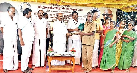 திருவத்திபுரம் (செய்யாறு) நகராட்சி அலுவலகத்தில் நடைபெற்ற பாராட்டு விழாவில் தூய்மை பணியாளர்களுக்கு சீருடைகளை வழங்கிய அமைச்சர் எ.வ.வேலு.