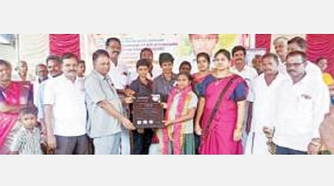 1,330 திருக்குறளை ஒப்புவித்த மாணவி காவியக்கு உலக சாதனைக் கான சான்றிதழ் வழங்கி கவுரவிக்கப்பட்டது  .
