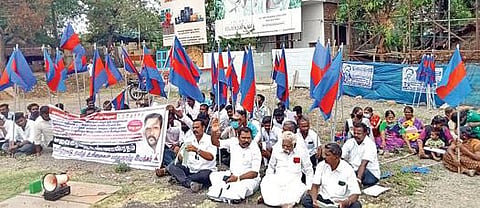 கன்னியாகுமரி மகாதானபுரம் சந்திப்பில் உண்ணாவிரதப் போராட்டத்தில் ஈடுபட்ட தமிழ்நாடு தலித் உரிமைகள் பாதுகாப்பு இயக்கத்தினர்.