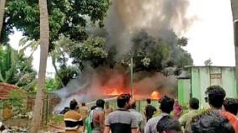 வல்லன்குமாரவிளையில் பிளாஸ்டிக் கிட்டங்கியில்  தீப்பிடித்து புகை மூட்டம் எழுந்தது.