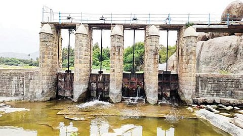 கிருஷ்ணகிரி மாவட்டம் தென்பெண்ணை ஆற்றின் குறுக்கே கட்டப்பட்டுள்ள 134 ஆண்டுகள் பழமையான  நெடுங்கல் அணையில் 3 மதகுகள் சேதமடைந்து நீர் கசிந்து வெளியேறுகிறது.