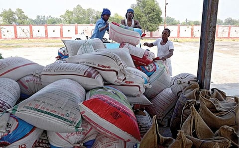 உணவுப் பாதுகாப்பை உறுதி செய்வதற்காக  கோதுமை ஏற்றுமதிக்கு மத்திய அரசு தடை விதித்துள்ள நிலையில், உத்தரபிரதேச மாநிலம் லக்னோவில் உள்ளகொள்முதல் மையத்துக்கு நேற்று கொண்டு வரப்பட்ட கோதுமை மூட்டைகள். படம்: சந்தீப் சக்சேனா.