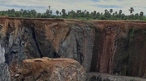 திருநெல்வேலி தனியார் குவாரியில் பாறைகள் உருண்டு விபத்து: 4 பேரை மீட்கும் பணி தீவிரம்