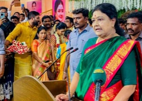 தஞ்சாவூர் மாவட்டம் ஒரத்தநாட்டில் நடைபெற்ற திருமண விழாவில் பேசும் வி.கே.சசிகலா |  படங்கள்: ஆர்.வெங்கடேஷ்