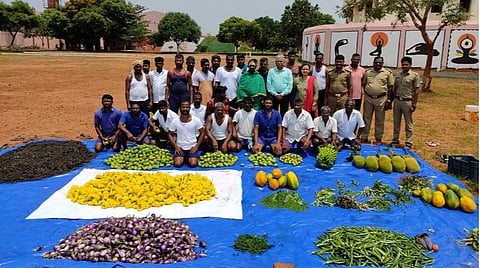 புதுச்சேரி மத்திய சிறையில் கைதிகள் பயிரிட்ட பூ, காய்கறிகள் அறுவடை