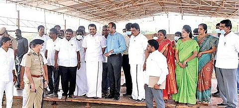 கோவை வ.உ.சி மைதானத்தில் முதல்வர் திறந்துவைக்கும் கண்காட்சிக் கான ஏற்பாடுகளை ஆய்வு செய்த அமைச்சர் வி.செந்தில்பாலாஜி உள்ளிட்டோர்.   படம்: ஜெ.மனோகரன்