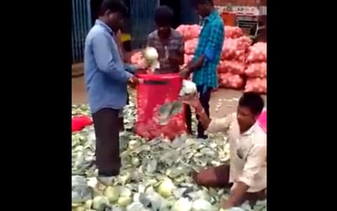 வாம்மா மின்னலு | மின்னல் வேகத்தில் முட்டைக்கோஸை நறுக்கும் நபர் - வைரல் வீடியோ