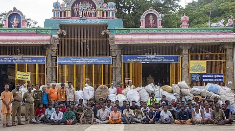 கோவை வெள்ளியங்கிரி மலையில் பிளாஸ்டிக்கழிவுகளை அகற்றிய தன்னார்வலர்கள்