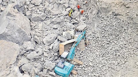 திருநெல்வேலி அருகே கல்குவாரி பாறைகள் நடுவே சிக்கியுள்ளவர்களை மீட்கும் பணி 3-வது நாளாக  நடைபெற்றது.