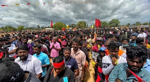 முள்ளிவாய்க்காலில் நடைபெற்ற அஞ்சலி செலுத்தும் நிகழ்ச்சியில் கலந்து கொண்டவர்களில் ஒரு பகுதி.