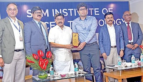 அமேசான் நிறுவனத்தில் ரூ.1 கோடி சம்பளத்துடன் வேலைவாய்ப்பு பெற்ற மாணவருடன் எஸ்ஆர்எம் பல்கலைக்கழக வேந்தர் பாரிவேந்தர், இணைவேந்தர் பி.சத்திய நாராயணன் உள்ளிட்டோர்.